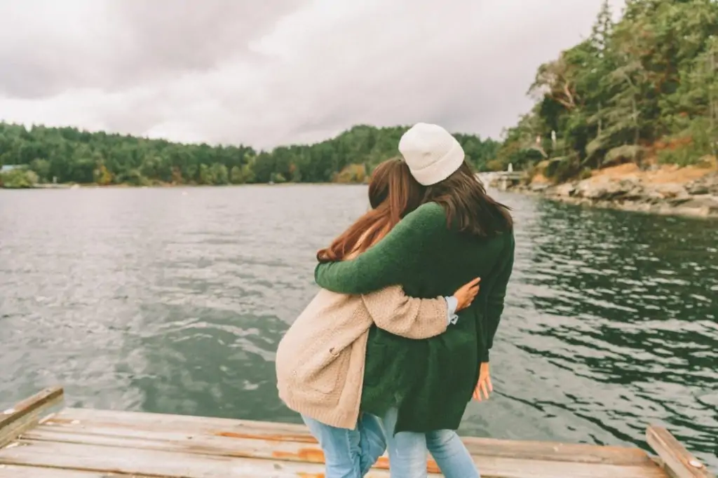 دوستی که از عزیزی از دست داده دوستی که عزیزی از دست داده